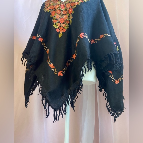 Woollen Poncho with Kashmiri Floral Embroidery and Lining BB111 - Picture 6 of 8